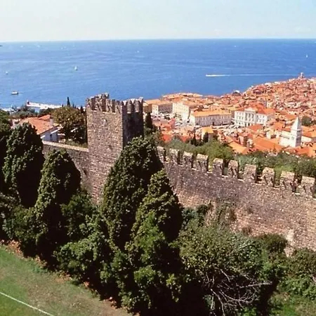 بيت ضيافة Apartmaji, Sobe - Obzidje بيران