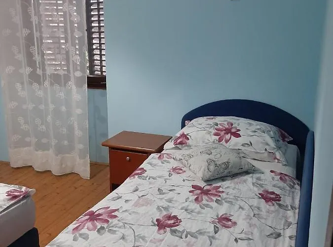 Apartmaji, Sobe - Obzidje بيت ضيافة بيران